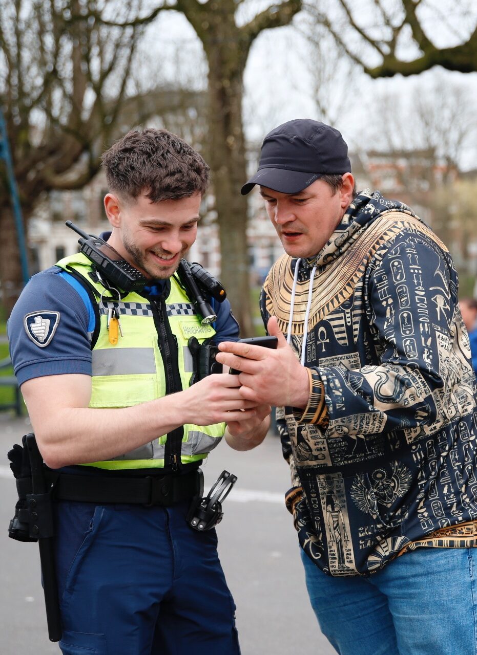 Handhaver in gesprek met een burger in Amsterdam