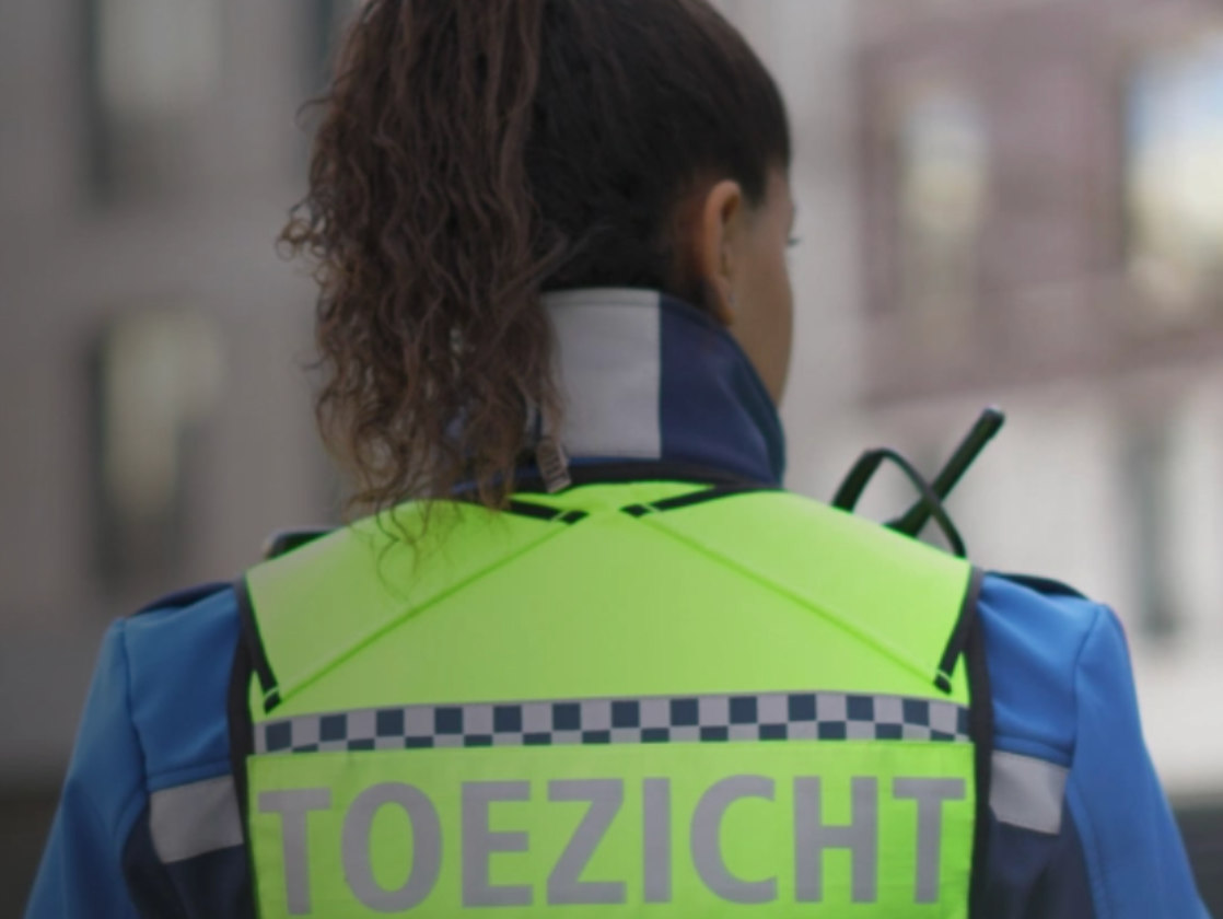 Handhaver met TOEZICHT vest