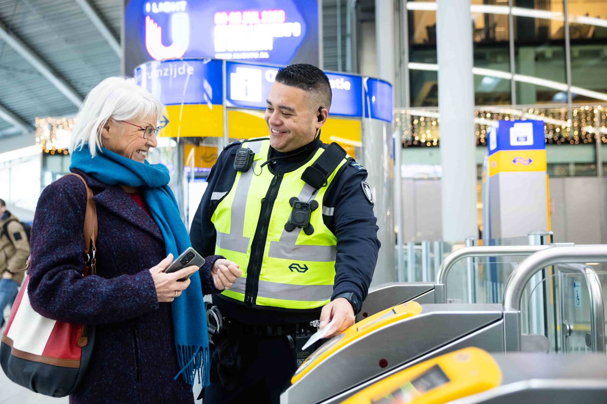 NS medewerker helpt reiziger